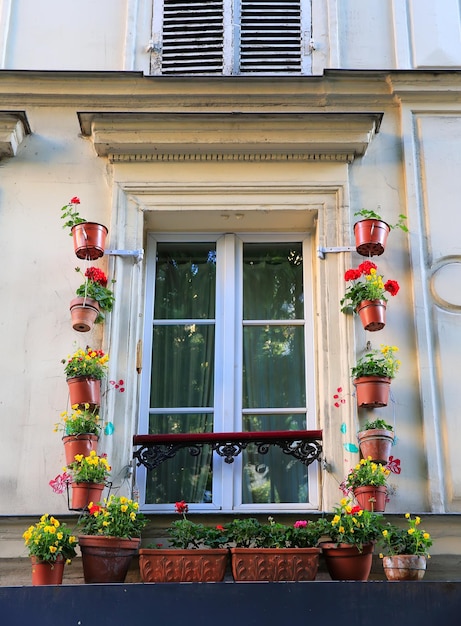 Ventana en Montmartre en París, Francia