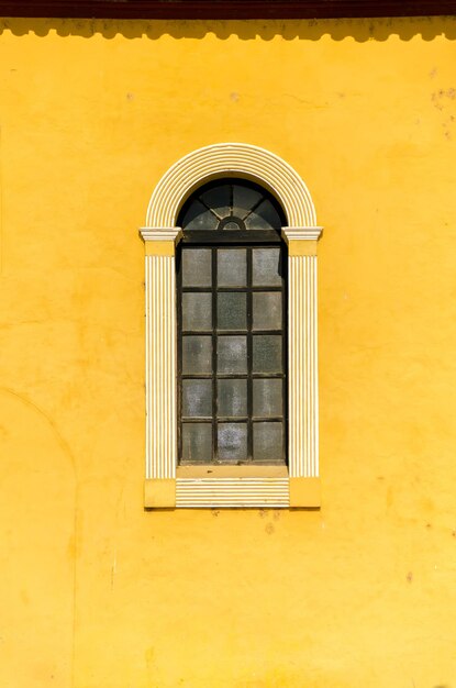 Foto ventana en la pared amarilla