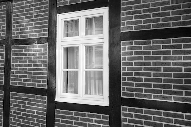 Ventana en la pared de la casa de ladrillo rojo