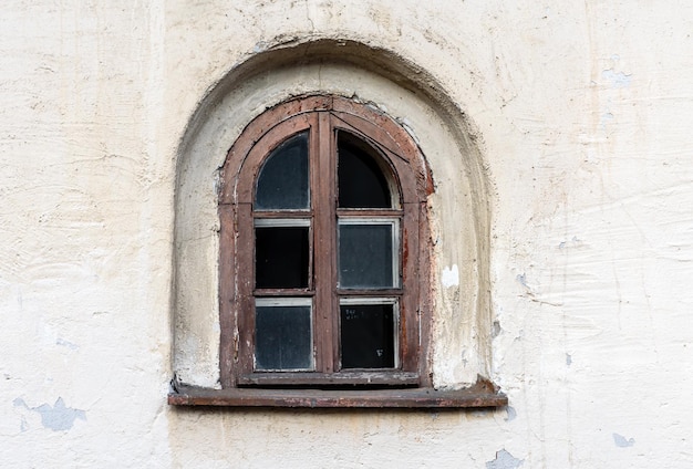 Ventana en la pared de un edificio antiguo