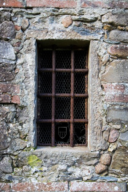 Foto ventana en la pared de ladrillo