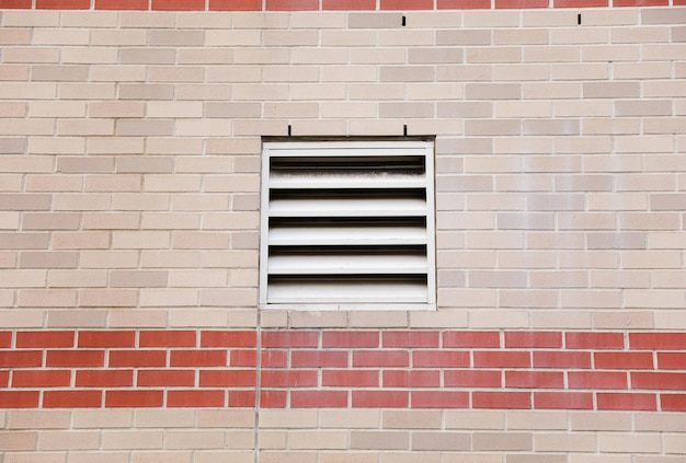 Una ventana en una pared de ladrillos