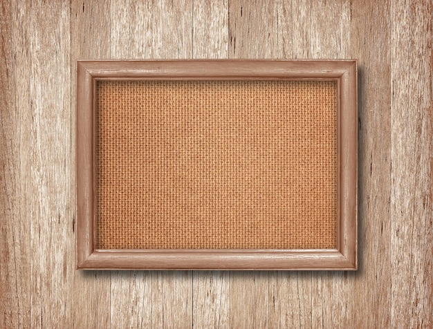 Ventana en pared de madera
