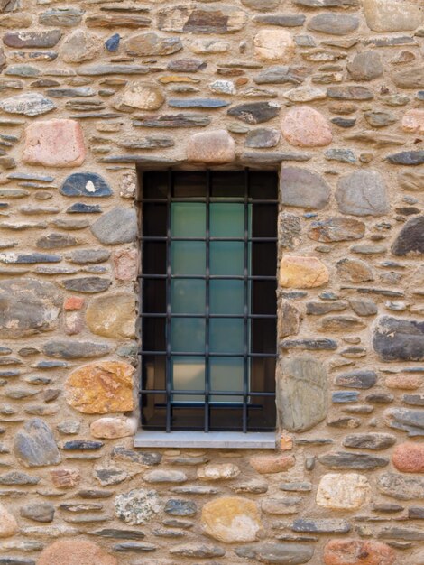 Ventana en una pared de piedra