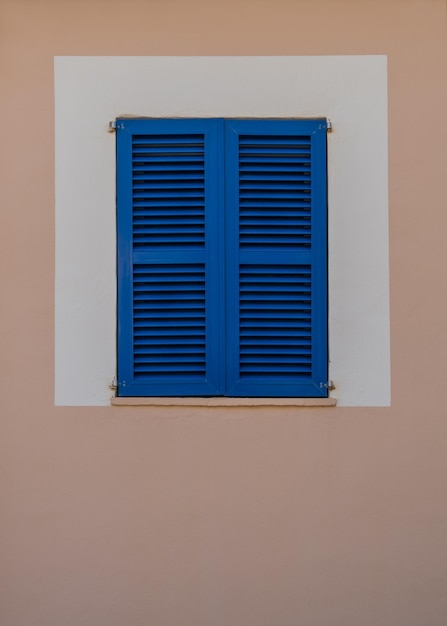 Ventana con persianas de madera azul persianas oscuras para evitar que la luz entre