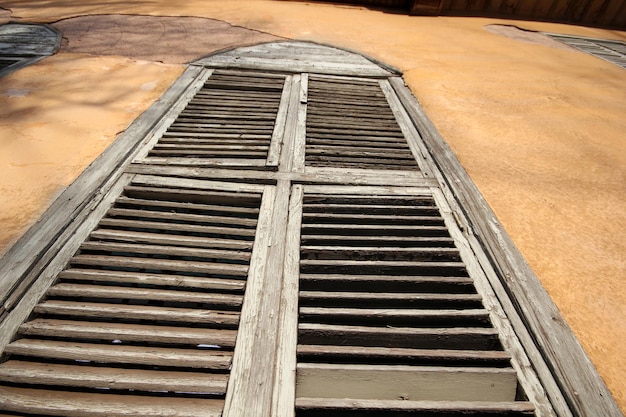 Ventana con persianas de madera Edificio antiguo