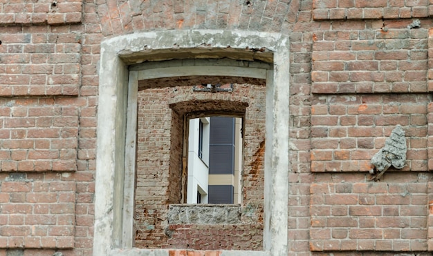 Una ventana que se abre en una vieja casa en ruinas.