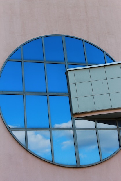 Una ventana redonda con un cielo azul en el fondo