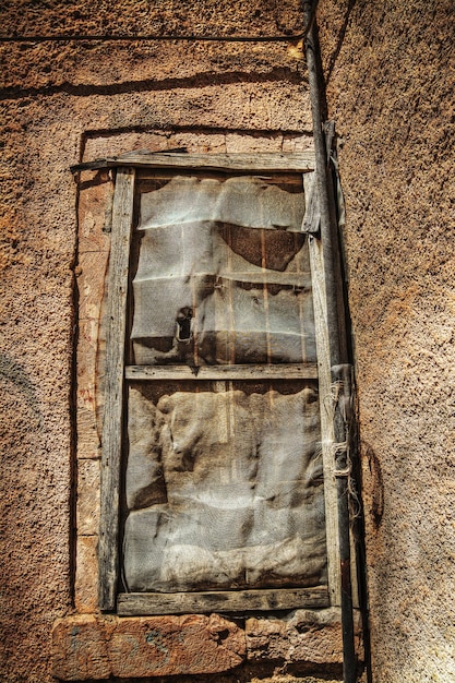 Ventana rota en una pared vieja en efecto de mapeo de tonos hdr