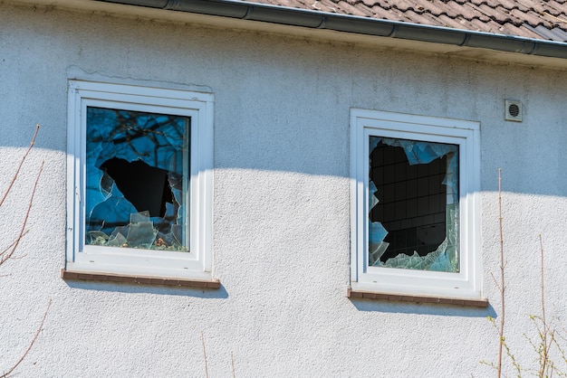 Una ventana rota en la vieja casa.