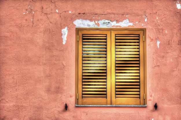 Ventana rústica en una pared rosa Procesada para efecto de mapeo de tonos hdr