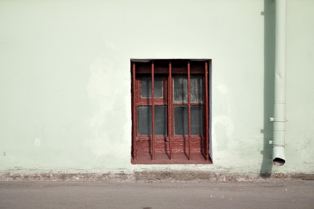 Ventana del sótano junto al desagüe Local barato en