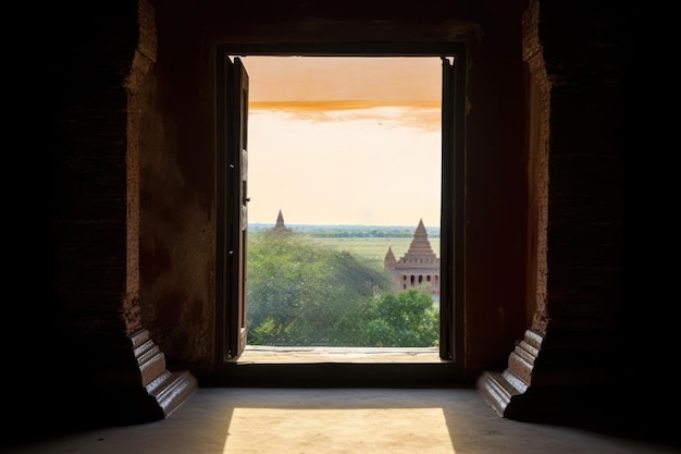 Una ventana en un templo con el sol brillando a través de ella