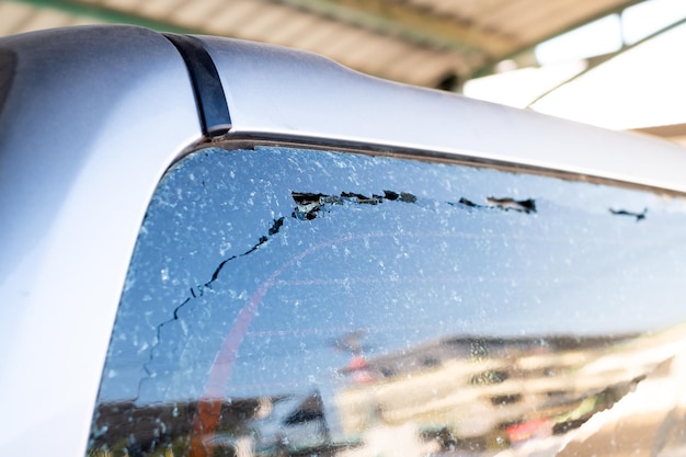 La ventana trasera de la camioneta estaba rota. Parabrisas agrietado.