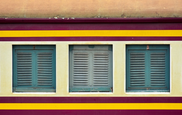 Ventana de tren bogie viejo y oxidado