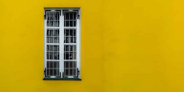 Ventana única en una pared amarilla con espacio para copiar o enviar texto