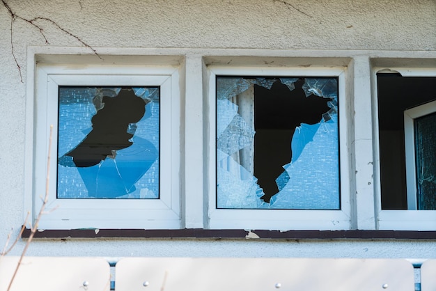 ventana con vidrio agrietado después de lanzar piedras vandalismo