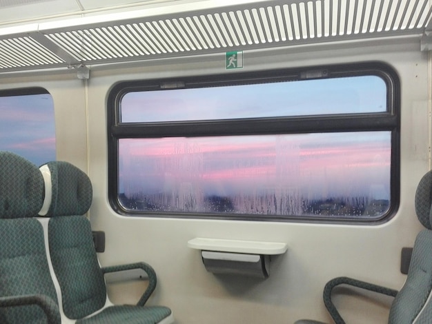 Foto ventana de vidrio condensado en el tren