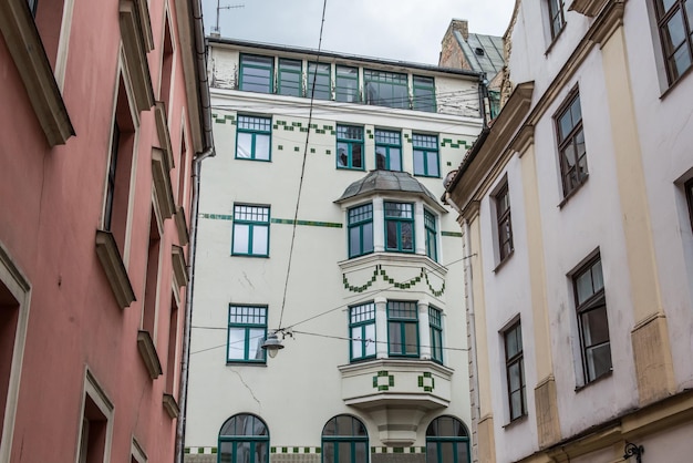 Ventana vieja de un edificio histórico en el casco antiguo de Riga Letonia