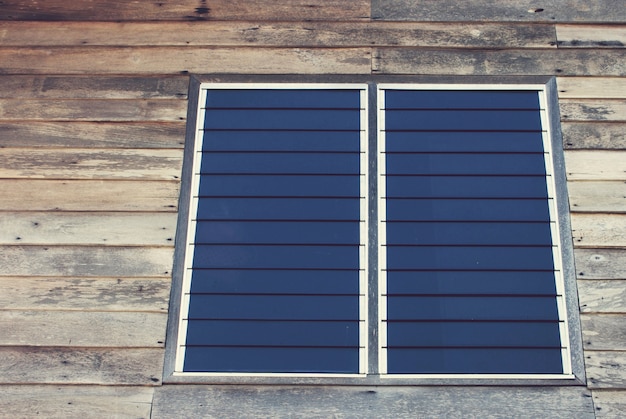 ventana vieja con fondo de madera