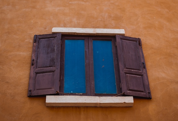 Ventana vieja en la pared vieja