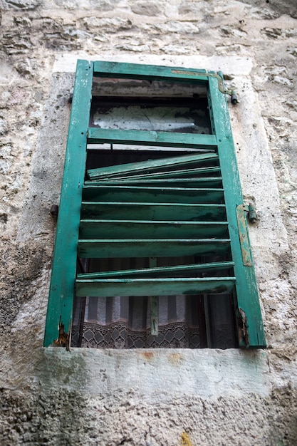 Foto ventana vieja con persianas de madera