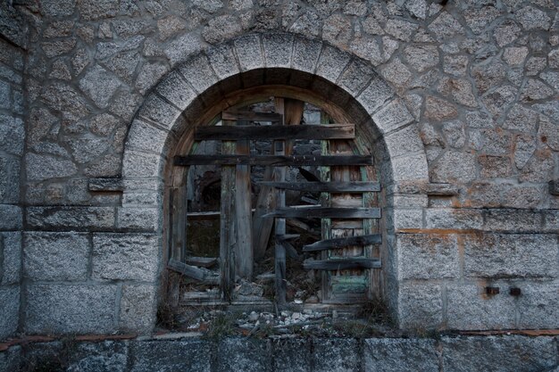 Ventana vieja de piedra y madera, desmoronada y rota. Enfoque selectivo.