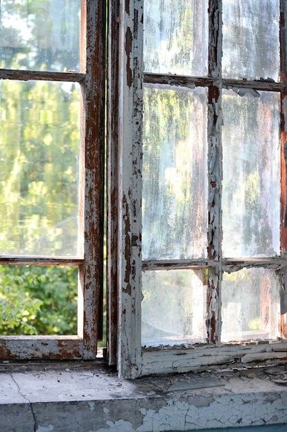 Ventana vieja con pintura raída agrietada