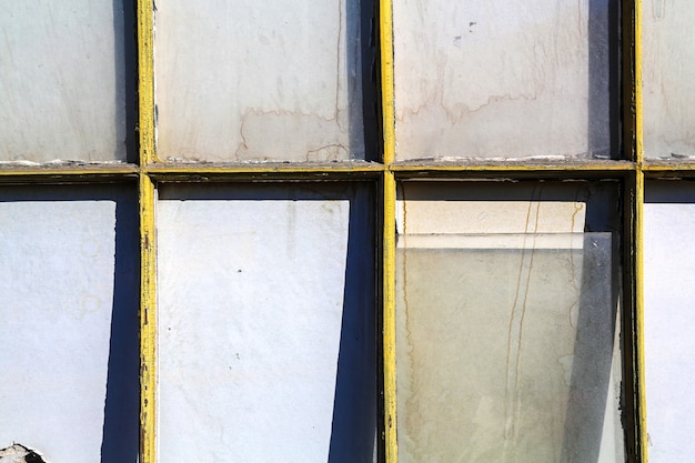 Una ventana vieja y rota en un edificio abandonado