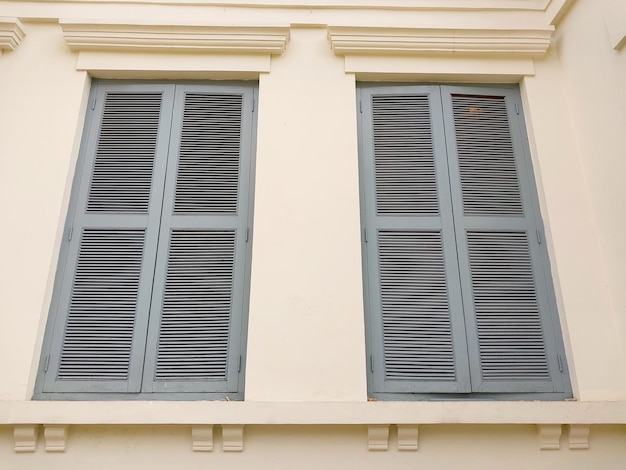 Ventana vintage de gemelos grandes y altos de un edificio viejo