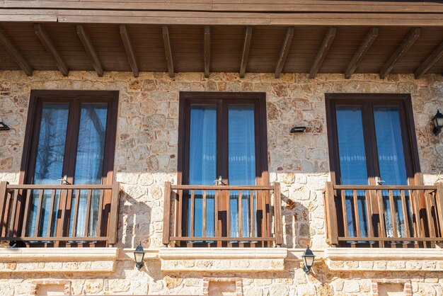 Ventana vintage de madera marrón de primer plano en una antigua casa de piedra