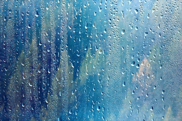 ventana de vista de otoño gotas de lluvia sobre vidrio, fondo de pantalla de paisaje triste abstracto