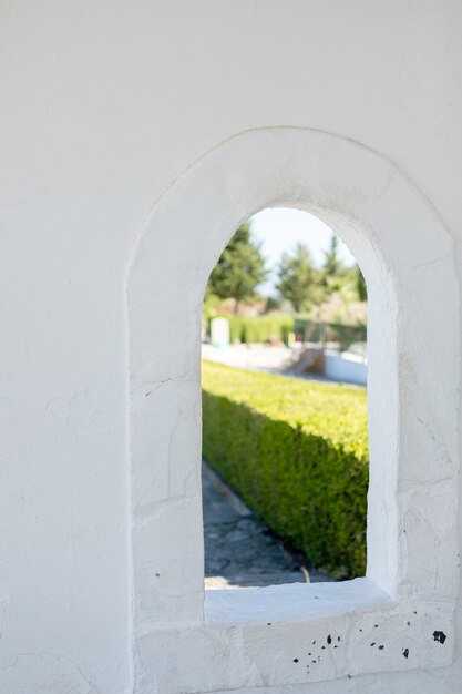 Ventana con vistas al jardín.