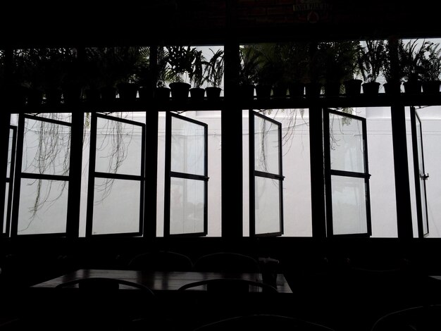 Foto ventanas abiertas en la cafetería
