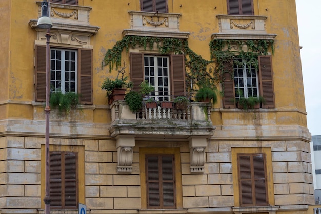 Ventanas y balcón de una casa antigua en Italia