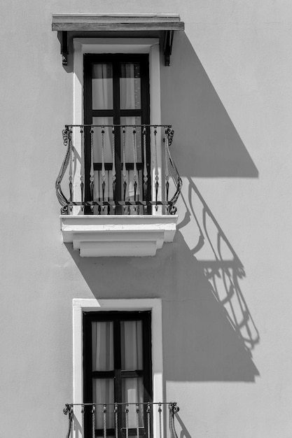 Ventanas con balcón en la fachada del edificio con adornos de hierro fundido Turquía Blanco y negro