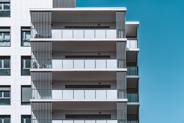 Foto ventanas y balcones de los pisos superiores de un edificio residencial contemporáneo