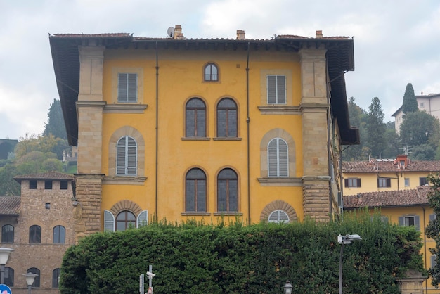 Ventanas de casas de casas antiguas de Roma en Italia