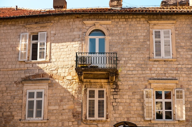 Ventanas con contraventanas en una antigua casa de piedra, arquitectura antigua.