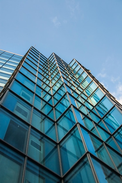 Ventanas cuadradas de un moderno edificio de oficinas de acero y vidrio que se elevan al cielo