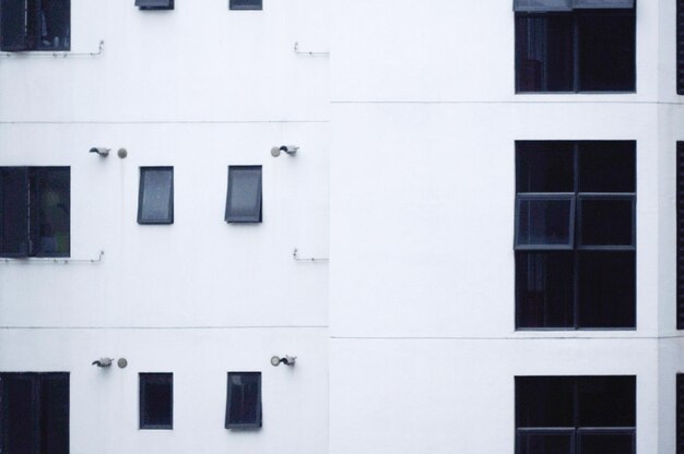 Foto ventanas en un edificio de apartamentos blanco