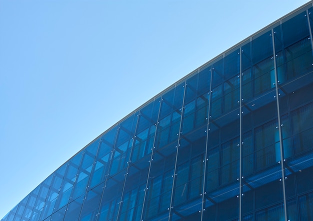 Las ventanas de un edificio comercial azul