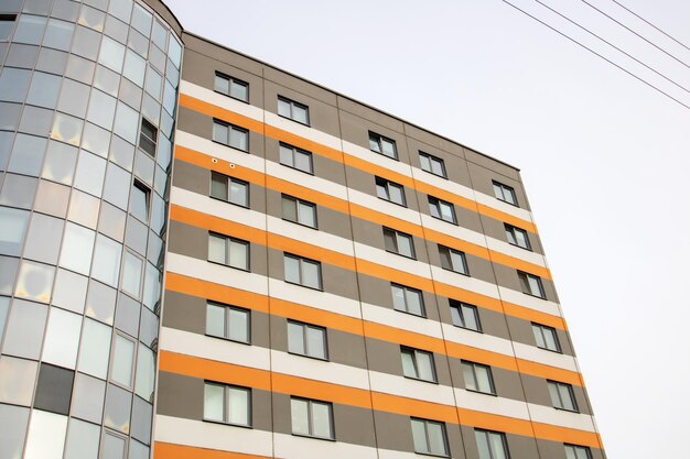 Ventanas de un edificio de varios pisos contra el fondo del cielo