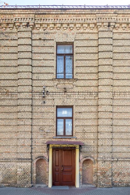 ventanas con elementos decorativos en un viejo edificio de madera o ladrillo