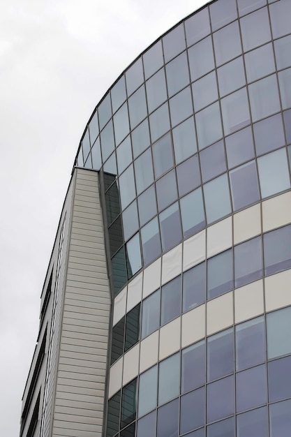 Ventanas espejadas en un edificio alto y moderno