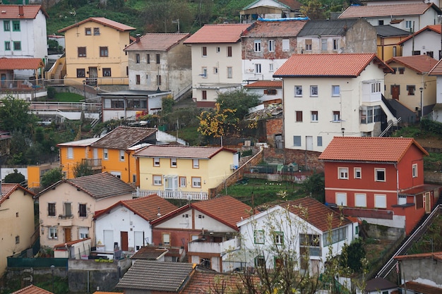 Las ventanas de la fachada en la calle de la ciudad.