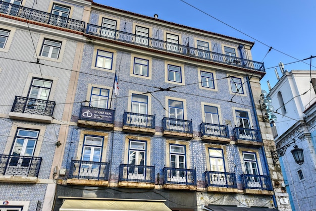 Ventanas de Lisboa con azulejos portugueses típicos en la pared