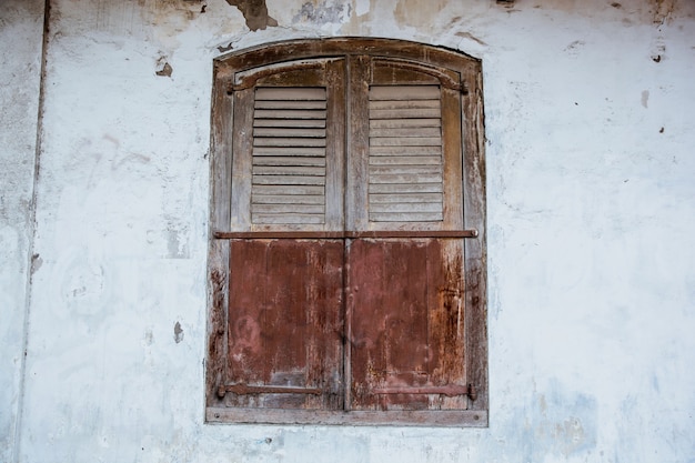 Foto ventanas de madera antiguas en la pared blanca