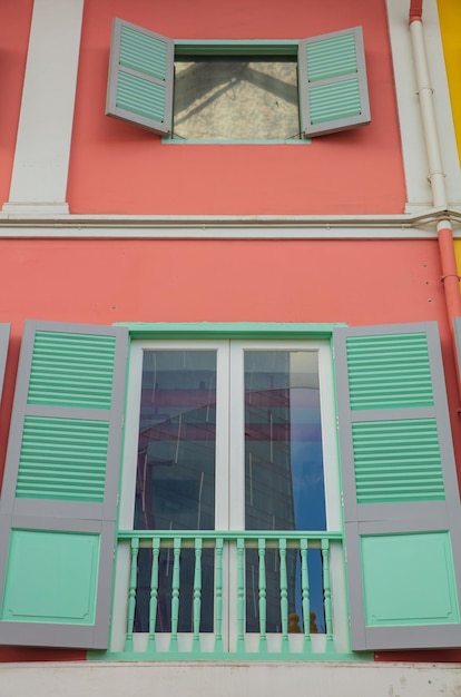 Foto ventanas de madera coloreadas del fondo colorido del edificio.