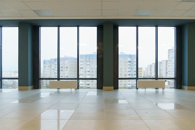 Ventanas panorámicas en una habitación vacía y espaciosa